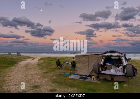 Ein herrlicher Strandcamping mit einem spektakulären blauen Sonnenuntergang auf K'gari (Fraser Island) in Zone 6 Beach Camping am 75 Mile Beach in QLD, Australien. Stockfoto