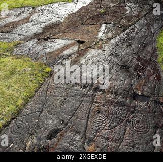 Schale und Ring mark Markiert Prähistorische Felszeichnungen aus der Jungsteinzeit auf natürliche Felsnase an Achnabreck in Kilmartin Valley, Argyll, Schottland, Großbritannien Stockfoto