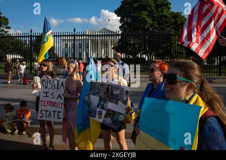 Washington DC, USA. Juli 2024. Die ukrainische Gemeinde versammelte sich am 8. Juli 2024 vor dem Weißen Haus in Washington DC, USA, gegen den russischen Raketenangriff auf ein Kinderkrankenhaus in der Hauptstadt Kiew, bei dem Dutzende getötet wurden. Sie drängen darauf, sich der Ukraine anzuschließen, um sie vor russischen Angriffen zu schützen. Die Demonstranten wollen auch zum NATO-Gipfel 2024 eingeladen werden, der vom 9. Bis 11. Juli in Washington DC stattfindet. (Foto: Aashish Kiphayet/Alamy Live News) Stockfoto