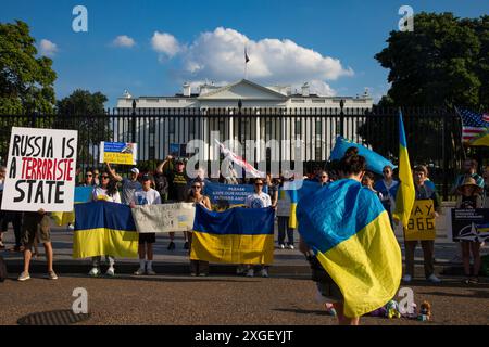 Washington DC, USA. Juli 2024. Die ukrainische Gemeinde versammelte sich am 8. Juli 2024 vor dem Weißen Haus in Washington DC, USA, gegen den russischen Raketenangriff auf ein Kinderkrankenhaus in der Hauptstadt Kiew, bei dem Dutzende getötet wurden. Sie drängen darauf, sich der Ukraine anzuschließen, um sie vor russischen Angriffen zu schützen. Die Demonstranten wollen auch zum NATO-Gipfel 2024 eingeladen werden, der vom 9. Bis 11. Juli in Washington DC stattfindet. (Foto: Aashish Kiphayet/Alamy Live News) Stockfoto