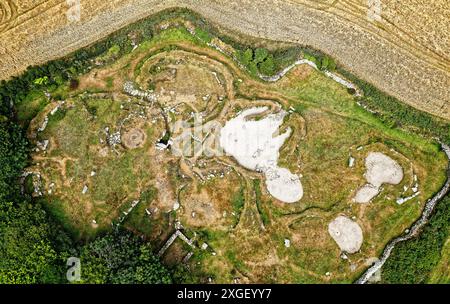 Carn Euny prähistorisches Dorf aus der Eisenzeit um 100 v. Chr. in der Nähe von Lands End, Cornwall, England. Luftaufnahme. Die Stätte reicht vom Neolithikum bis zum spätrömischen Stockfoto