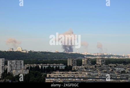 Nicht exklusiv: KIEW, UKRAINE - 08. JULI 2024 - Rauch steigt über der ukrainischen Hauptstadt infolge eines massiven russischen Raketenangriffs, Kiew, Hauptstadt des Vereinigten Königreichs Stockfoto