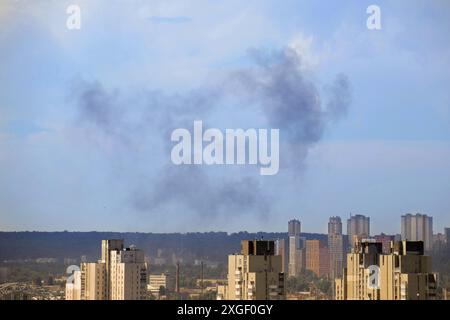Nicht exklusiv: KIEW, UKRAINE - 08. JULI 2024 - Rauch steigt über der ukrainischen Hauptstadt infolge eines massiven russischen Raketenangriffs, Kiew, Hauptstadt des Vereinigten Königreichs Stockfoto
