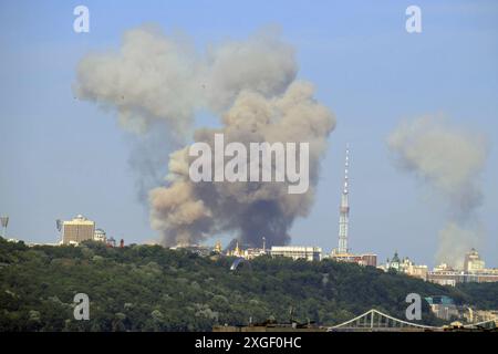Nicht exklusiv: KIEW, UKRAINE - 08. JULI 2024 - Rauch steigt über der ukrainischen Hauptstadt infolge eines massiven russischen Raketenangriffs, Kiew, Hauptstadt des Vereinigten Königreichs Stockfoto