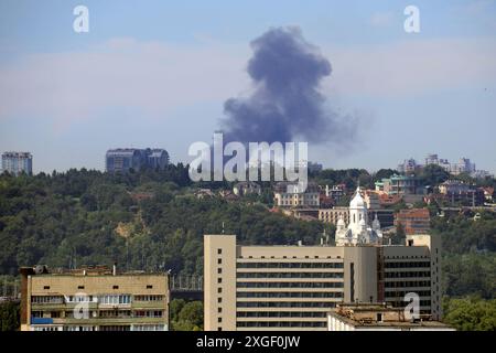 Nicht exklusiv: KIEW, UKRAINE - 08. JULI 2024 - Rauch steigt über der ukrainischen Hauptstadt infolge eines massiven russischen Raketenangriffs, Kiew, Hauptstadt des Vereinigten Königreichs Stockfoto