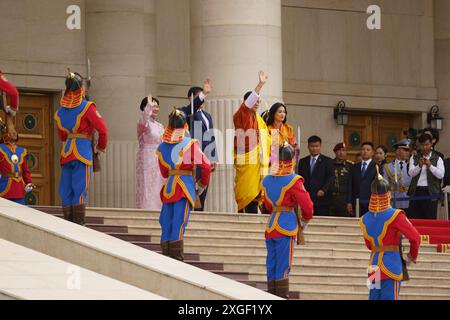 Ulaanbaatar, Mongolei. Juli 2024. Der mongolische Präsident Khurelsukh Ukhnaa und seine Frau L. Bolortsetseg begrüßten seine Majestät König Jigme Geser Namjil Vanchuk und Königin Jetsun Pema Vanchuk vom Königreich Bhutan auf dem Sukhbaatar-Platz. Quelle: L.Enkh-Orgil. Stockfoto