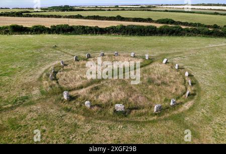 Merry Maidens prähistorischer neolithischer Steinkreis in der Nähe von Lands End, Cornwall, England. Sehen Sie S.W. über die 19 Megalithen aus Granit bis zum Ausreißer Stockfoto