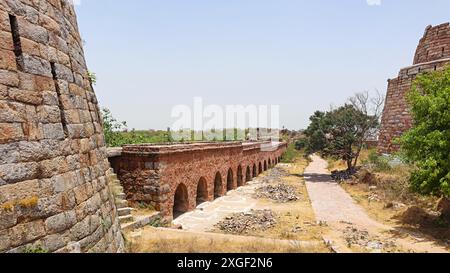 Ruinierte Aussicht auf das Fort Tughlaqabad, erbaut von Ghiyasuddin Tughlaq im Jahr 1321, Tughlaqabad, Delhi, Indien. Stockfoto