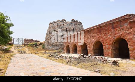 Ruinierte Aussicht auf das Fort Tughlaqabad, erbaut von Ghiyasuddin Tughlaq im Jahr 1321, Tughlaqabad, Delhi, Indien. Stockfoto