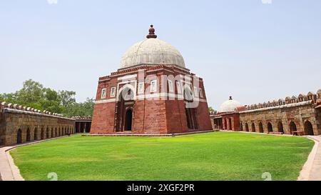 Innenansicht und Hauptgrab von Ghiyasuddin Tughlaqs Mausoleum, Tughlaqabad, Delhi, Indien. Stockfoto