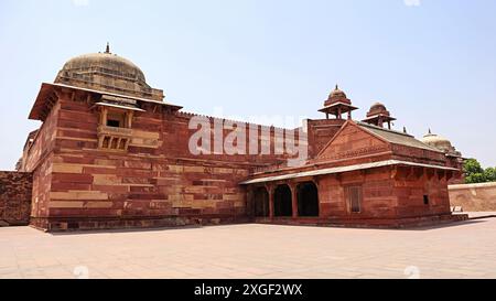 Blick auf Jodha Bais Palast, Königspalast des Fatehpur Sikri Forts, der 1569 von Mogulkaiser Akbar für seine geliebte Königin Jodha Bai, Fatehpu, in Auftrag gegeben wurde Stockfoto