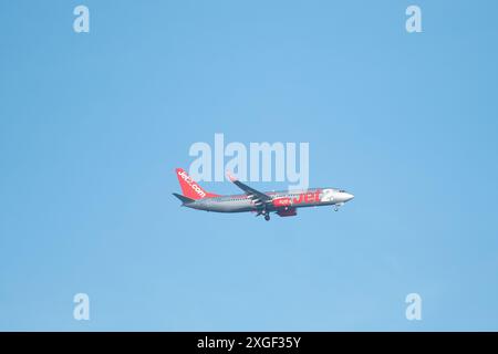 Ibiza, Spanien: 16. Mai 2024: Eine Boeing 737-800 der Billigfluggesellschaft Jet2.com nähert sich der Landung auf dem Flughafen Ibiza auf der spanischen Insel Ibiza an. Stockfoto