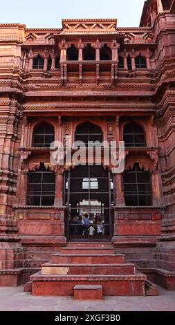 Wunderschöner roter Govind Dev JI Tempel, erbaut von Amer King Mansingh im Jahr 1590, Vrindavan, Mathura, Indien. Stockfoto