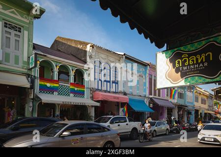 Thailand. Altstadt von Phuket mit farbenfrohen chinesisch-portugiesischen Gebäuden in der Altstadt von Phuket mit Motorrädern und Autos am Straßenrand. Geschäfte Stockfoto