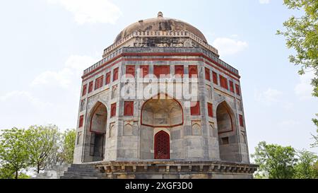 Blick auf das Grab von Shah Quli Khan, erbaut von Shah Quli Khan selbst im Jahr 1574-75 n. Chr., Narnaul, Haryana, Indien. Stockfoto