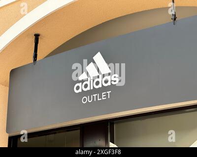 Belgrad, Serbien - 16. Juni 2024: Adidas Outlet Store präsentiert Sportbekleidung und Schuhe, perfekt für urbanes Marketing und Einzelhandel Stockfoto