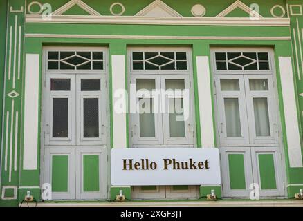 Grünes portugiesisches Haus. Altstadt von Phuket mit chinesisch-portugiesischen architektonischen Gebäuden in Phuket Thailand. Schild mit der Aufschrift Hallo Phuket. Stockfoto