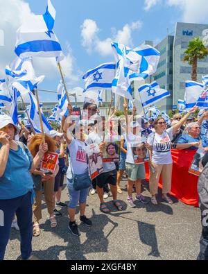 Haifa, Israel - 07. Juli 2024: Menschen protestieren mit Fahnen, verschiedenen Schildern, die eine große Kreuzung blockieren. Teil des Tages der Störung gegen die Regierung A Stockfoto