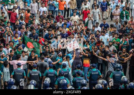 Dhaka, Bangladesch. Juli 2024. Eine Menge Demonstranten marschiert während einer Demonstration in Shahbagh. Studenten und Arbeitssuchende in Bangladesch forderten ein Verbot der Quoten für staatliche Arbeitsplätze und forderten die Wiedereinführung des Regierungskreislaufs von 2018, mit dem das Quotensystem abgeschafft wurde. Quelle: SOPA Images Limited/Alamy Live News Stockfoto
