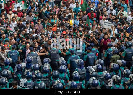 Dhaka, Bangladesch. Juli 2024. Eine Menge Demonstranten marschiert während einer Demonstration in Shahbagh. Studenten und Arbeitssuchende in Bangladesch forderten ein Verbot der Quoten für staatliche Arbeitsplätze und forderten die Wiedereinführung des Regierungskreislaufs von 2018, mit dem das Quotensystem abgeschafft wurde. Quelle: SOPA Images Limited/Alamy Live News Stockfoto