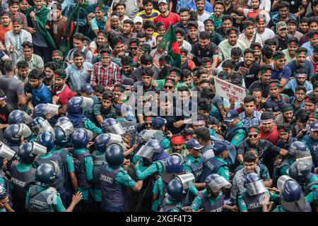 Dhaka, Bangladesch. Juli 2024. Eine Menge Demonstranten marschiert während einer Demonstration in Shahbagh. Studenten und Arbeitssuchende in Bangladesch forderten ein Verbot der Quoten für staatliche Arbeitsplätze und forderten die Wiedereinführung des Regierungskreislaufs von 2018, mit dem das Quotensystem abgeschafft wurde. Quelle: SOPA Images Limited/Alamy Live News Stockfoto