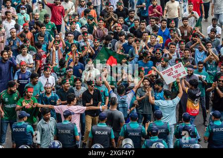 Dhaka, Bangladesch. Juli 2024. Eine Menge Demonstranten marschiert während einer Demonstration in Shahbagh. Studenten und Arbeitssuchende in Bangladesch forderten ein Verbot der Quoten für staatliche Arbeitsplätze und forderten die Wiedereinführung des Regierungskreislaufs von 2018, mit dem das Quotensystem abgeschafft wurde. (Foto: Sazzad Hossain/SOPA Images/SIPA USA) Credit: SIPA USA/Alamy Live News Stockfoto