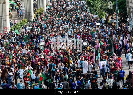 Dhaka, Bangladesch. Juli 2024. Eine Menge Demonstranten marschiert während einer Demonstration in Shahbagh. Studenten und Arbeitssuchende in Bangladesch forderten ein Verbot der Quoten für staatliche Arbeitsplätze und forderten die Wiedereinführung des Regierungskreislaufs von 2018, mit dem das Quotensystem abgeschafft wurde. (Foto: Sazzad Hossain/SOPA Images/SIPA USA) Credit: SIPA USA/Alamy Live News Stockfoto