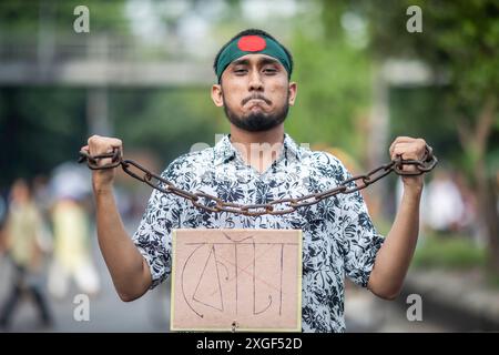 Dhaka, Bangladesch. Juli 2024. Während der Demonstration hält ein Demonstrator ein Plakat. Studenten und Arbeitssuchende in Bangladesch forderten ein Verbot der Quoten für staatliche Arbeitsplätze und forderten die Wiedereinführung des Regierungskreislaufs von 2018, mit dem das Quotensystem abgeschafft wurde. (Foto: Sazzad Hossain/SOPA Images/SIPA USA) Credit: SIPA USA/Alamy Live News Stockfoto