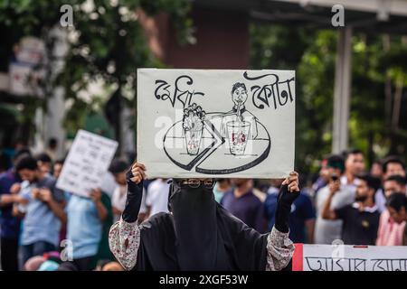 Dhaka, Bangladesch. Juli 2024. Während der Demonstration hält ein Demonstrator ein Plakat. Studenten und Arbeitssuchende in Bangladesch forderten ein Verbot der Quoten für staatliche Arbeitsplätze und forderten die Wiedereinführung des Regierungskreislaufs von 2018, mit dem das Quotensystem abgeschafft wurde. (Foto: Sazzad Hossain/SOPA Images/SIPA USA) Credit: SIPA USA/Alamy Live News Stockfoto