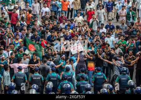 Dhaka, Bangladesch. Juli 2024. Eine Menge Demonstranten marschiert während einer Demonstration in Shahbagh. Studenten und Arbeitssuchende in Bangladesch forderten ein Verbot der Quoten für staatliche Arbeitsplätze und forderten die Wiedereinführung des Regierungskreislaufs von 2018, mit dem das Quotensystem abgeschafft wurde. (Foto: Sazzad Hossain/SOPA Images/SIPA USA) Credit: SIPA USA/Alamy Live News Stockfoto