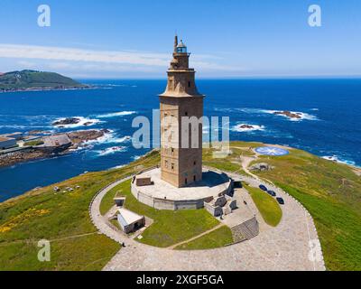 Ein markanter Leuchtturm an einer malerischen Küste, umgeben von tiefblauem Meer und grünem Land, aus der Vogelperspektive, Torre de Hercules Stockfoto
