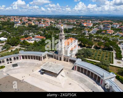 Hochwinkelaufnahme einer Basilika mit einem großen Platz umgeben von grünen Bäumen, Himmel mit Wolken, aus der Vogelperspektive, Basilika unserer Lieben Frau vom Rosenkranz Stockfoto