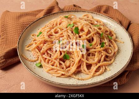 Spaghetti Carbonara, in cremiger Knoblauchsoße, Pasta in weißer Soße, hausgemacht, keine Leute Stockfoto