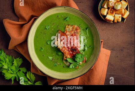 Grüne Suppe, mit Speck und Croutons, selbstgemacht, keine Leute Stockfoto