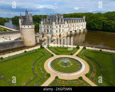 Schloss und Gärten mit zentralem Brunnen und geometrischen Gärten am Fluss und unter einem bewölkten Himmel, Blick aus der Luft, Chenonceau Castle, Chateau de Stockfoto