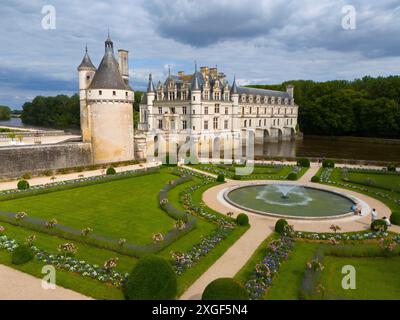 Blick auf ein Schloss mit herrlichen Gärten und Brunnen am Fluss mit blühenden Blumen und historischer Architektur, aus der Vogelperspektive, Chenonceau Stockfoto