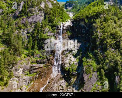 Ein hoher Wasserfall, der zwischen felsigen Klippen und dichten Wäldern herabstürzt, im Stilluptal, Österreich, Deutschland Stockfoto