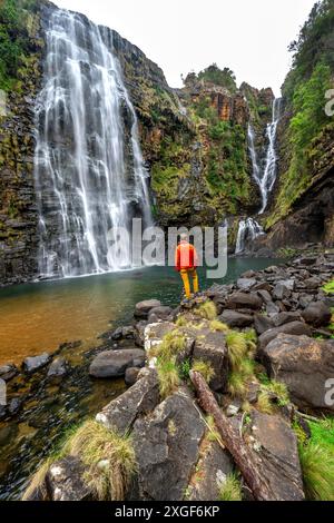 Junger Mann, der vor einem Wasserfall steht, Lisbon Falls, lange Exposition, in der Nähe von Graskop, Mpumalanga, Südafrika Stockfoto