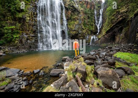 Junger Mann, der vor einem Wasserfall steht, Lisbon Falls, lange Exposition, in der Nähe von Graskop, Mpumalanga, Südafrika Stockfoto