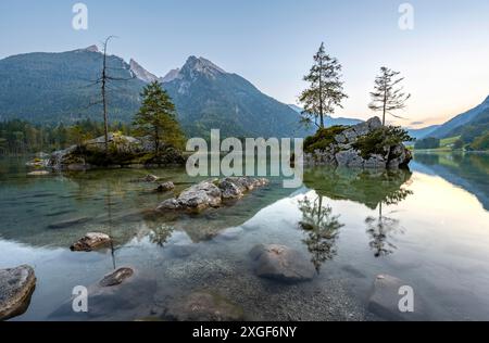 Hochkalter reflektiert in Hintersee, bei Sonnenuntergang, Nationalpark Berchtesgaden, Ramsau, Oberbayern, Bayern, Deutschland Stockfoto