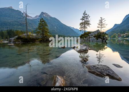 Hochkalter reflektiert in Hintersee, bei Sonnenuntergang, Nationalpark Berchtesgaden, Ramsau, Oberbayern, Bayern, Deutschland Stockfoto