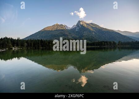 Hochkalter reflektiert in Hintersee, bei Sonnenuntergang, Nationalpark Berchtesgaden, Ramsau, Oberbayern, Bayern, Deutschland Stockfoto