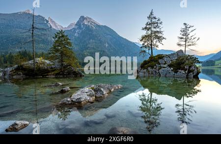 Hochkalter reflektiert in Hintersee, bei Sonnenuntergang, Nationalpark Berchtesgaden, Ramsau, Oberbayern, Bayern, Deutschland Stockfoto