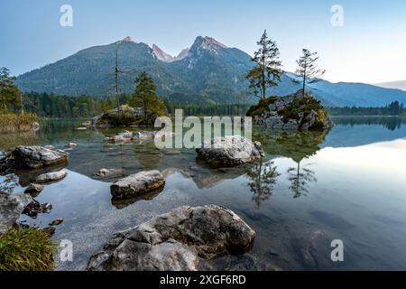 Hochkalter reflektiert in Hintersee, bei Sonnenuntergang, Nationalpark Berchtesgaden, Ramsau, Oberbayern, Bayern, Deutschland Stockfoto