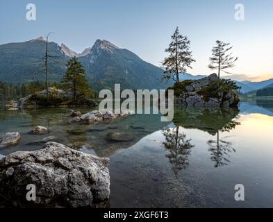 Hochkalter reflektiert in Hintersee, bei Sonnenuntergang, Nationalpark Berchtesgaden, Ramsau, Oberbayern, Bayern, Deutschland Stockfoto