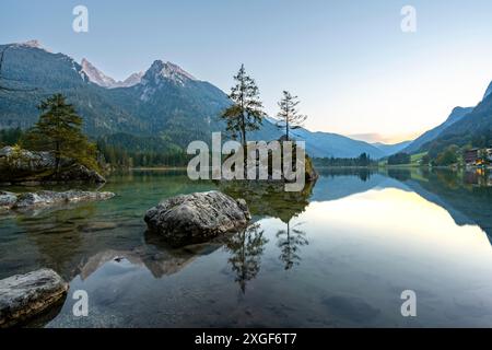 Hochkalter reflektiert in Hintersee, bei Sonnenuntergang, Nationalpark Berchtesgaden, Ramsau, Oberbayern, Bayern, Deutschland Stockfoto