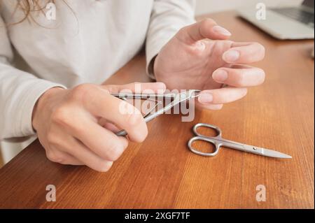 Nahaufnahme Cuticle Remover. Manikürenknipser zu Hause. Werkzeuge für die Maniküre Stockfoto