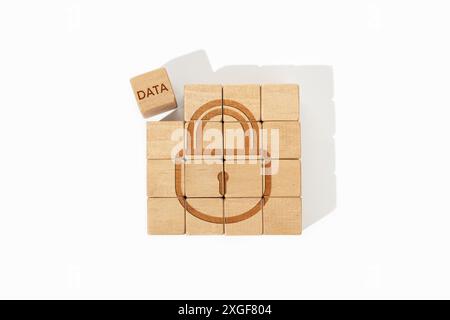 Datensicherheitskonzept. Holzblöcke mit Schloss-Symbol und Datenwort isoliert auf weißem Hintergrund Stockfoto