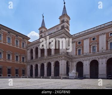 Seitenfassade der Lateranbasilika (Basilica di San Giovanni in Laterano) neoklassizistische und barocke Kirche in Rom, Italien Stockfoto