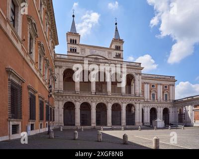 Seitenfassade der Lateranbasilika (Basilica di San Giovanni in Laterano) neoklassizistische und barocke Kirche in Rom, Italien Stockfoto